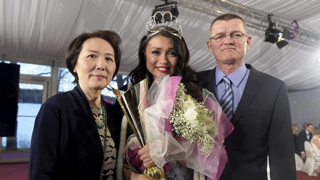 Miss Suomi Shirly Karvinen vanhempiensa kanssa Miss Suomi 2016 -kisan finaalissa Hämeenlinnan Vanajanlinnassa perjantaina 13. toukokuuta 2016.