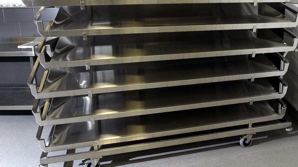 Vainajahissi ja hyllyt, joihin ruumiit asetetaan. Kuvituskuva