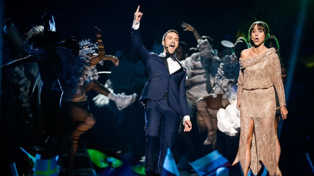Euroviisufinaalin juontajat Måns Zelmerlöw ja Petra Mede Globenin lavalla finaali-iltana 14. toukokuuta 2016.