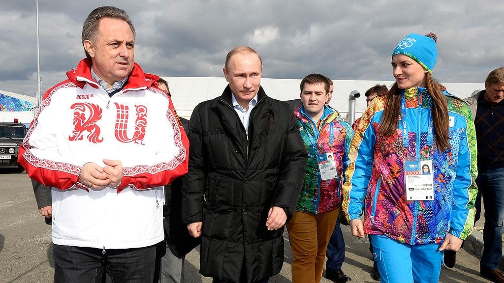 Vitali Mutko, Venäjän presidentti Vladimir Putin ja seiväshyppääjä Jelena Isinbajeva Sotshin olympiakylässä helmikuussa 2014.
