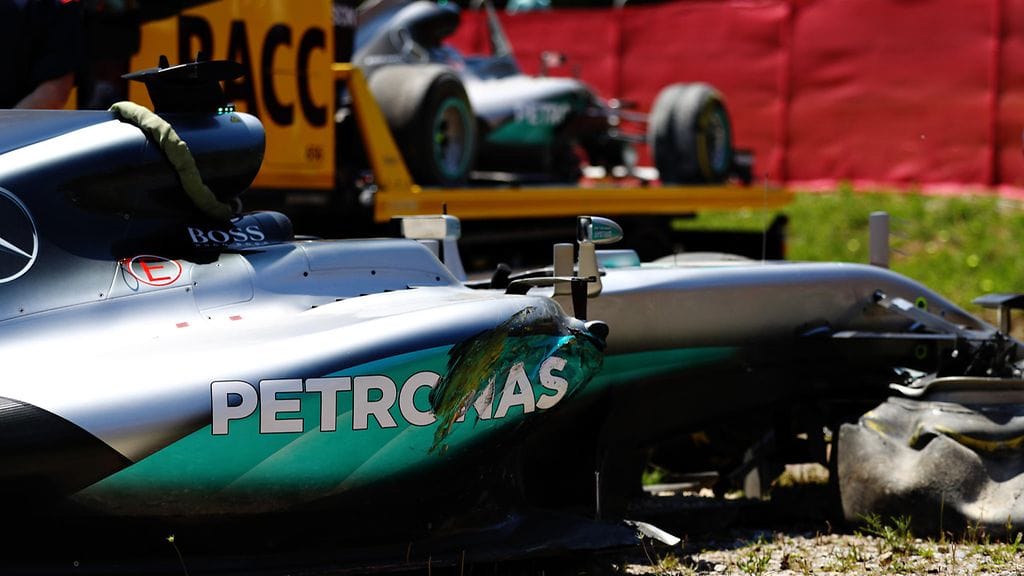 Mercedes-autot hiekalla Espanjan GP:ssä toukokuussa.