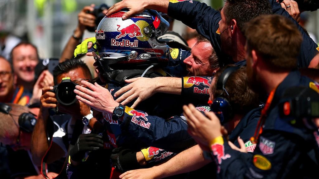 Max Verstappen pääsi talliväen syleilyyn voittonsa jälkeen.