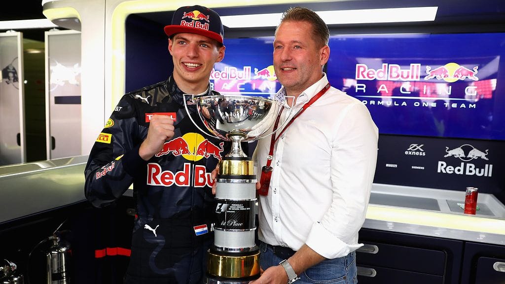 Max Verstappen ja hänen isänsä Jos Verstappen pääsivät poseeraamaan voittopystin kanssa Barcelonassa.