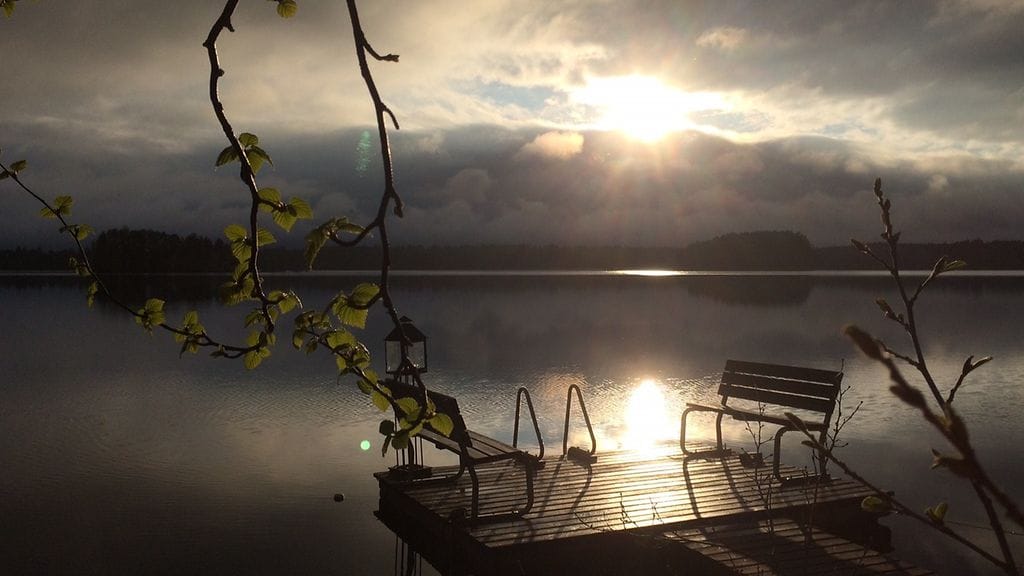 Tummat pilvet varjostivat viikonloppua Parkanossa. Kuva lauantai-illalta Vahojärveltä.