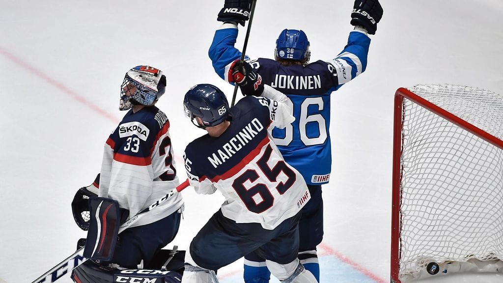 Leijonien Jussi Jokinen tuulettaa. Slovakian Julius Hudacek ja Tomas Marcinko ovat voimattomia.