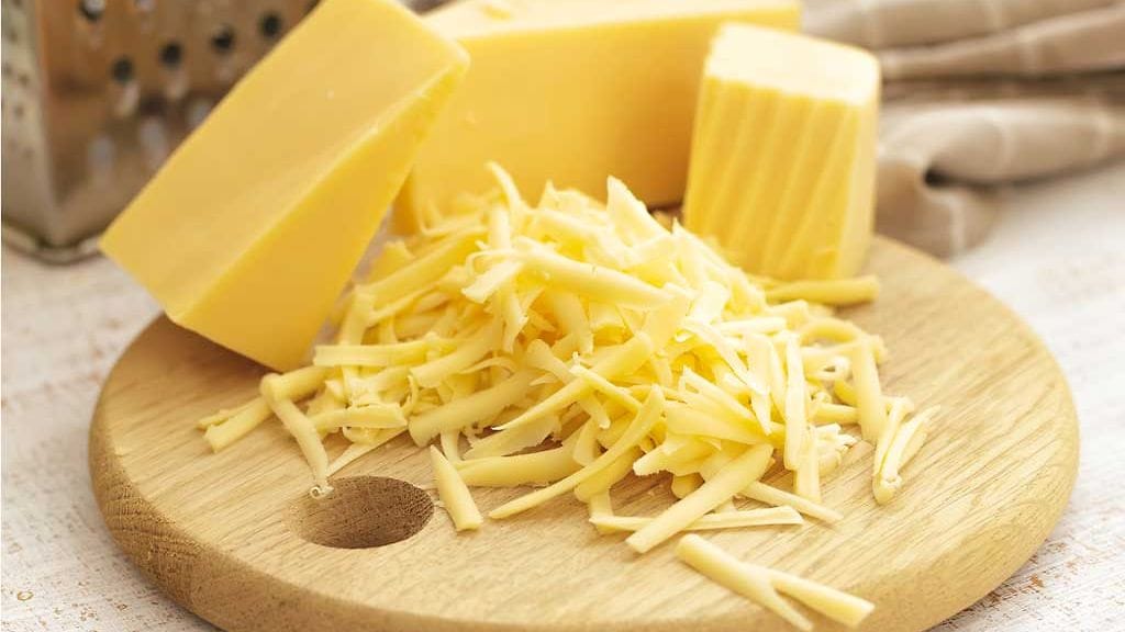 Muovikelmuun pakattu juusto kannattaa säilyttää mieluummin leivinpaperiin käärittynä.