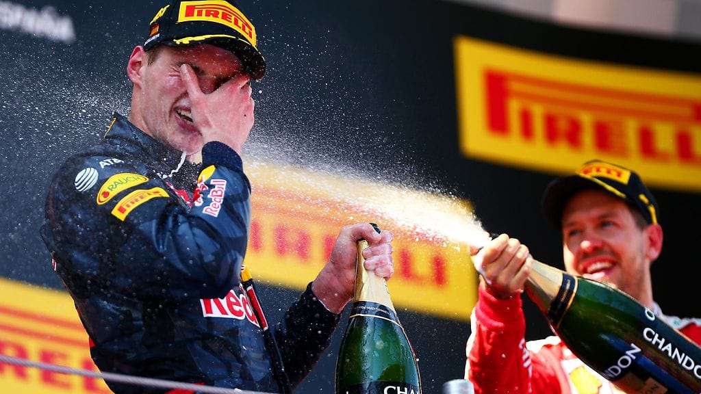 Max Verstappen juhli Barcelonassa F1-uransa avausvoittoa.
