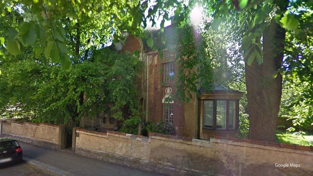 Eiran "kummitustaloksi" kutsuttu asumaton huvila sijaitsee Helsingissä Armfeltintien ja Rehbinderintien risteyksessä.