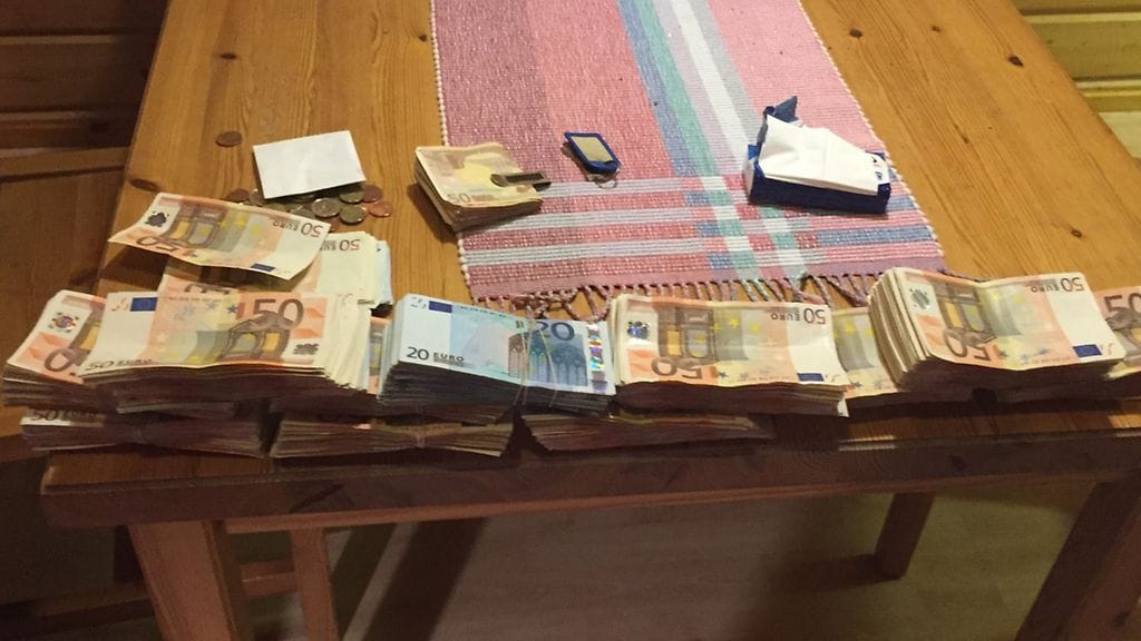Kotietsinnän myötä takavarikoitiin suuri määrä käteistä. Kuva: Poliisi.