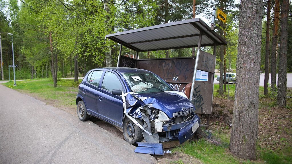 Pako päättyi, kun auto törmäsi sähkötolppaan ja bussikatokseen Aittakorvessa.