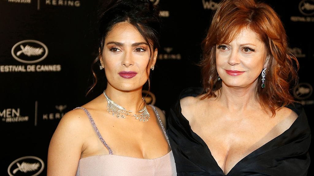 Salma Hayek (vas.) Cannesin punaisella matolla Susan Sarandonin kanssa.