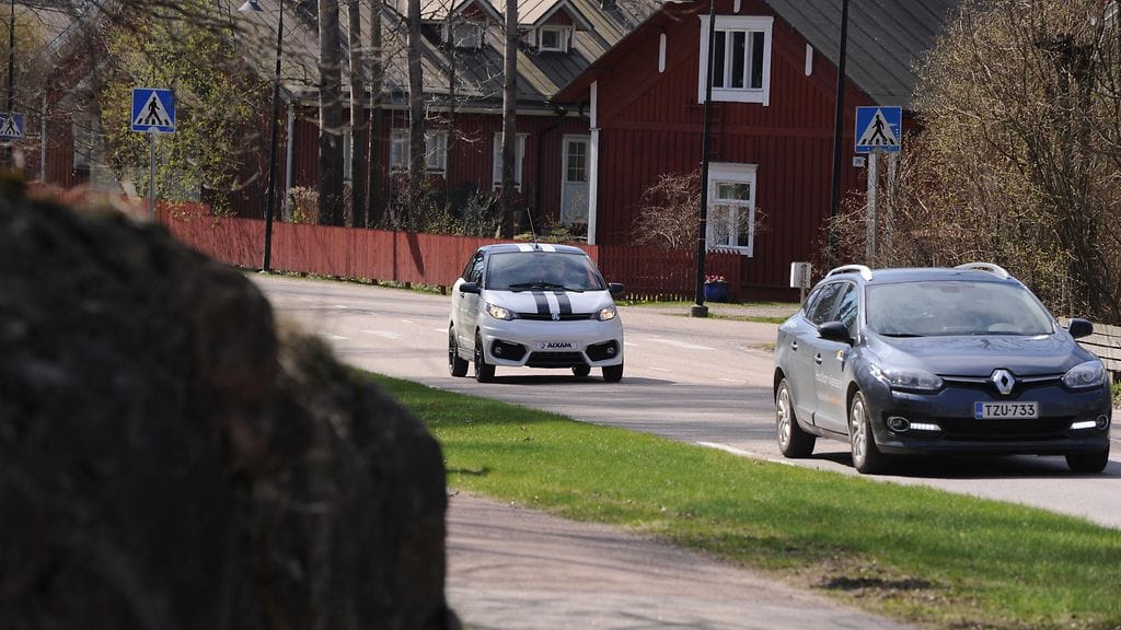 Teppo Vesalainen ja Aixam liikenteessä. Nopeimmillaan mauto kulki 49 kilometriä tunnissa alamäkeen ja hitaimmillaan 29 kilometriä tunnissa ylämäkeen.