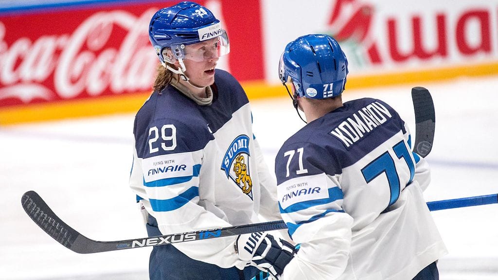 Patrik Laine (vas.) tapasi Mike Babcockin, kun Toronto-luotsi keskusteli hotellin aamiaisella Leo Komarovin (oik.) kanssa.
