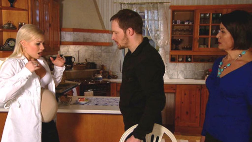 Salatut elämät – Isabellan (Kirsi Ståhlberg) huiputus paljastui Sebastianille (Jarkko Nyman) ja Helenalle (Anneli Ranta).