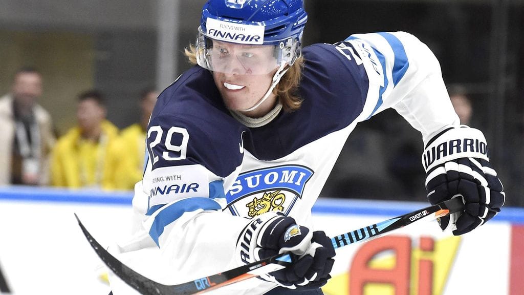 Patrik Laine on tehnyt vaikutuksen myös Toronto Maple Leafsin päävalmentajaan Mike Babcockiin.