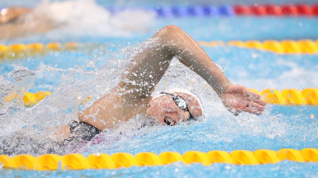 Lotta Nevalainen vauhdissa EM-altaassa.