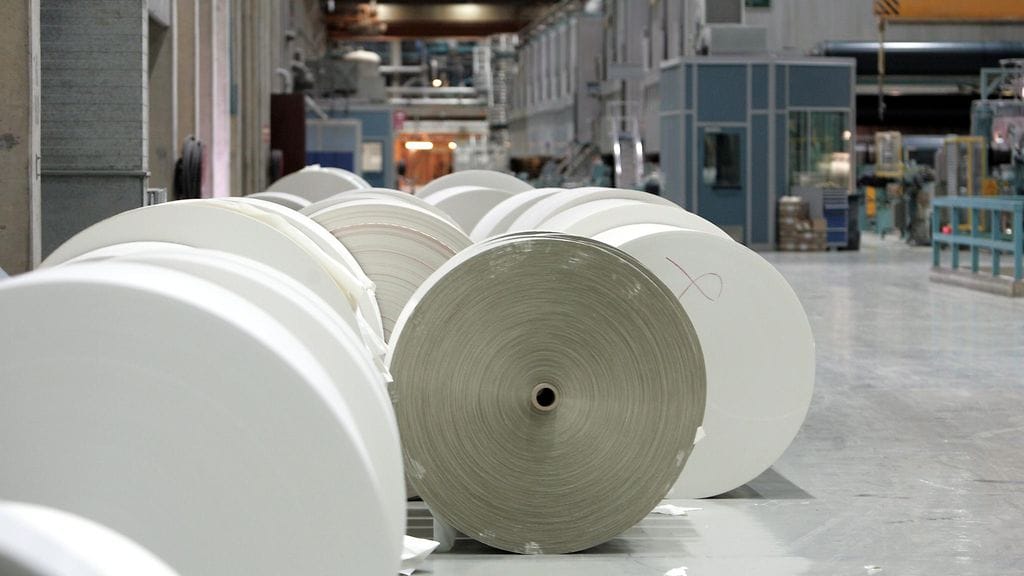 Paperirullia UPM:n tehtaalla vuonna 2005. Kuvituskuva.