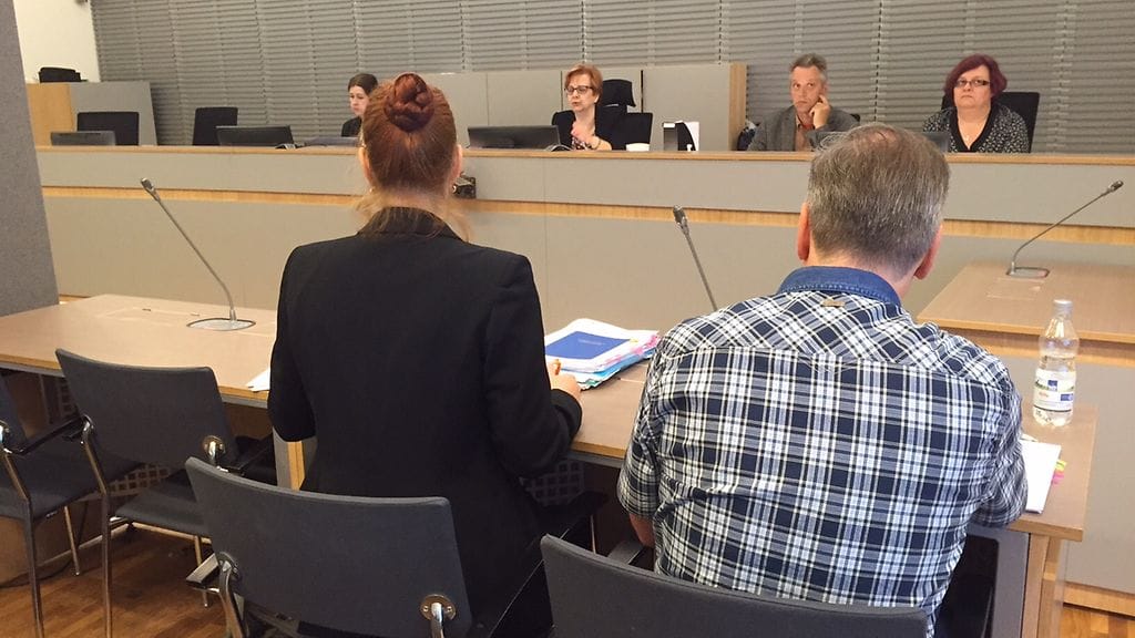 Hyvinkään käräjäoikeudessa juttua käsiteltiin suljetuin ovin. Alussa sai kuitenkin kuvata. Oikealla opettaja, jota syytetään törkeästä lapsen seksuaalisesta hyväksikäytöstä ja seksuaalisesta hyväksikäytöstä.