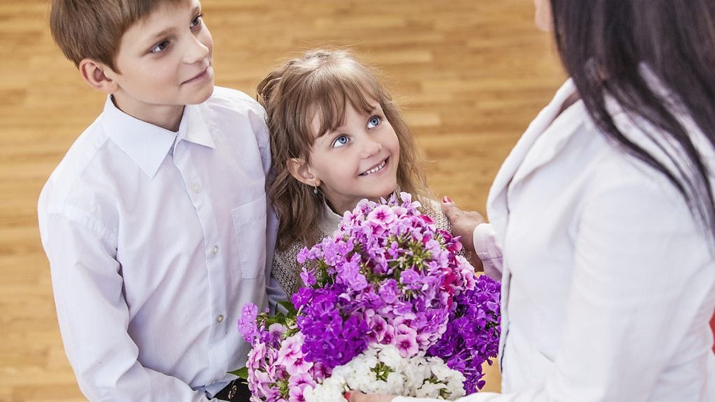 Kukkia, lahjakortti vai ei mitään? Opettajia muistetaan monin eri tavoin.