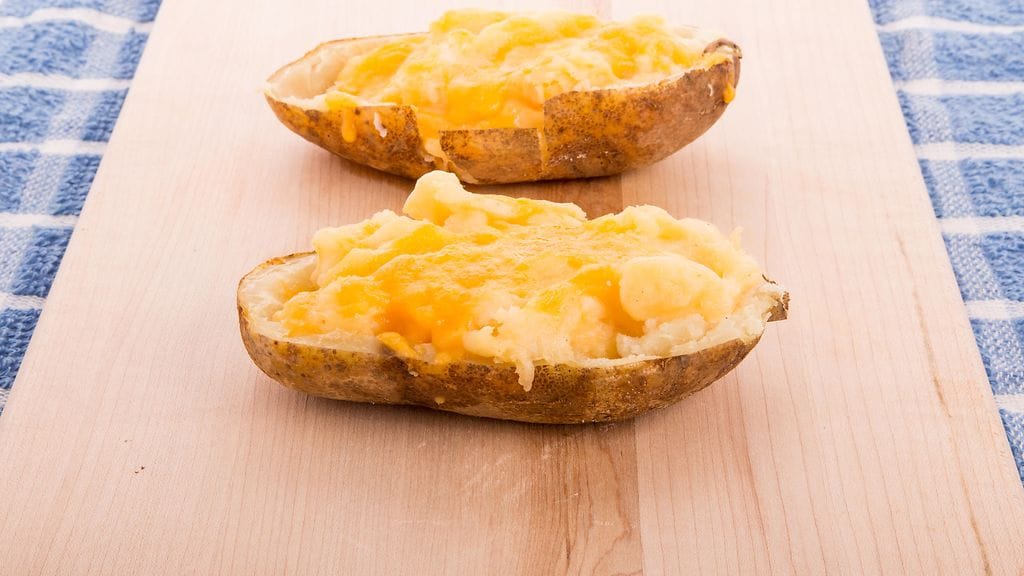 Kahteen kertaan kypsennetyt perunat ovat herkullinen osa illallista.