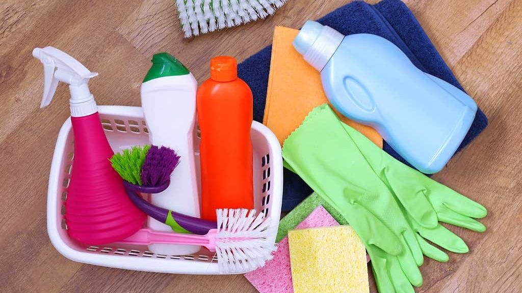 Siivousaineita ei pidä sekoitella keskenään miten sattuu.