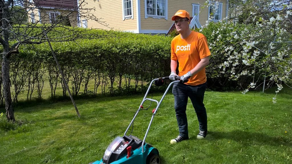 Posti aloitti ruohonleikkuun 17.5.2016. Kuvassa postinjakaja Samu Lahdenperä.