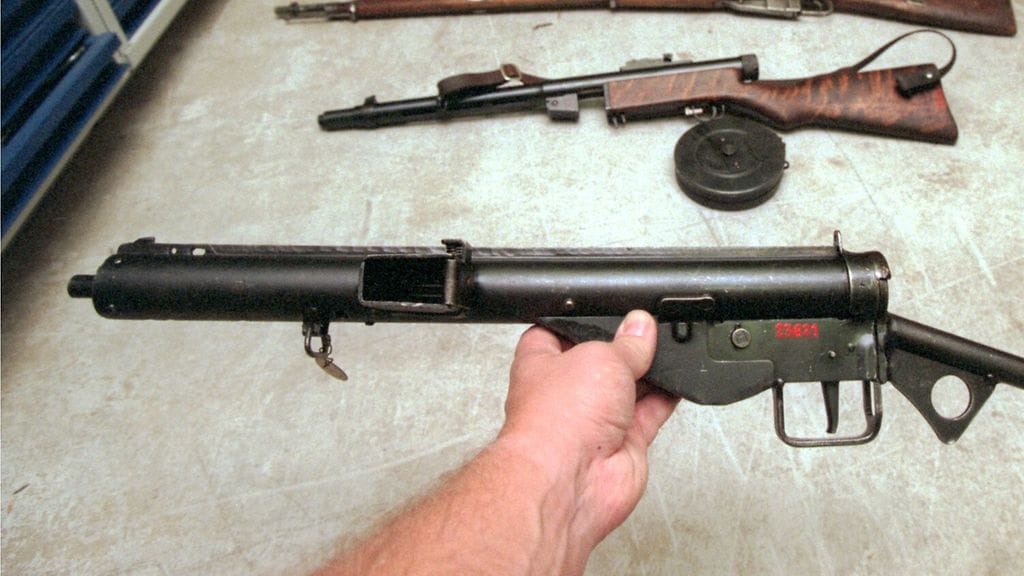 Arkistokuvassa Sten-konepistooli  (etualalla kädessä) Suomen armeijan vanhojen aseiden esittelyssä maaliskuussa 1996.