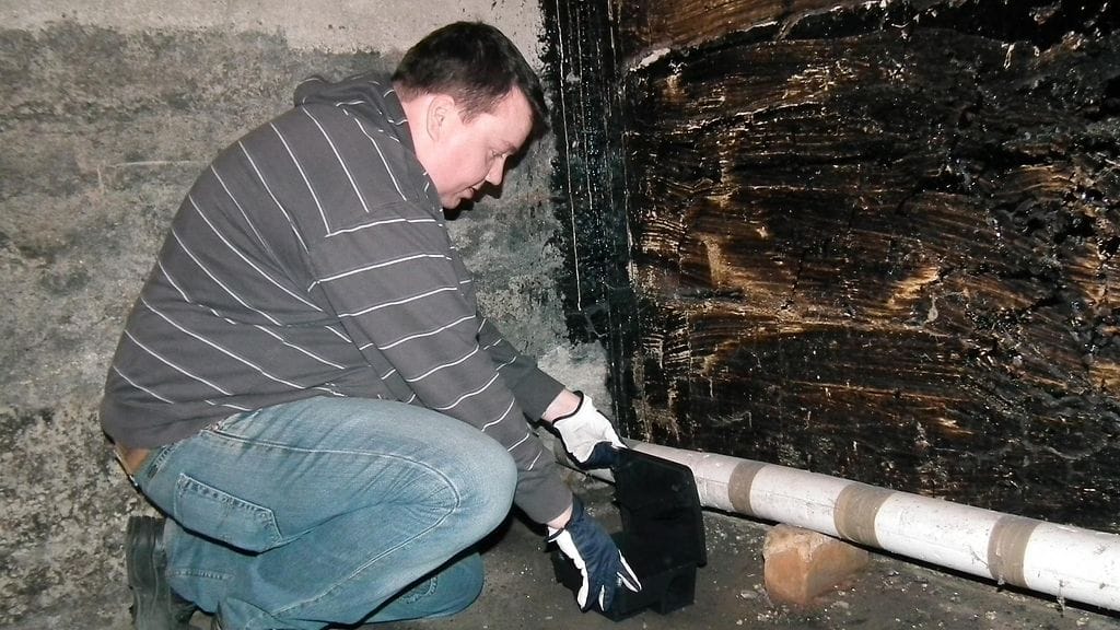 Rotantorjuntaa yrittäjä Manu Backman Tuholaistorjunta täystuhosta asettaa syöttilaatikkoa