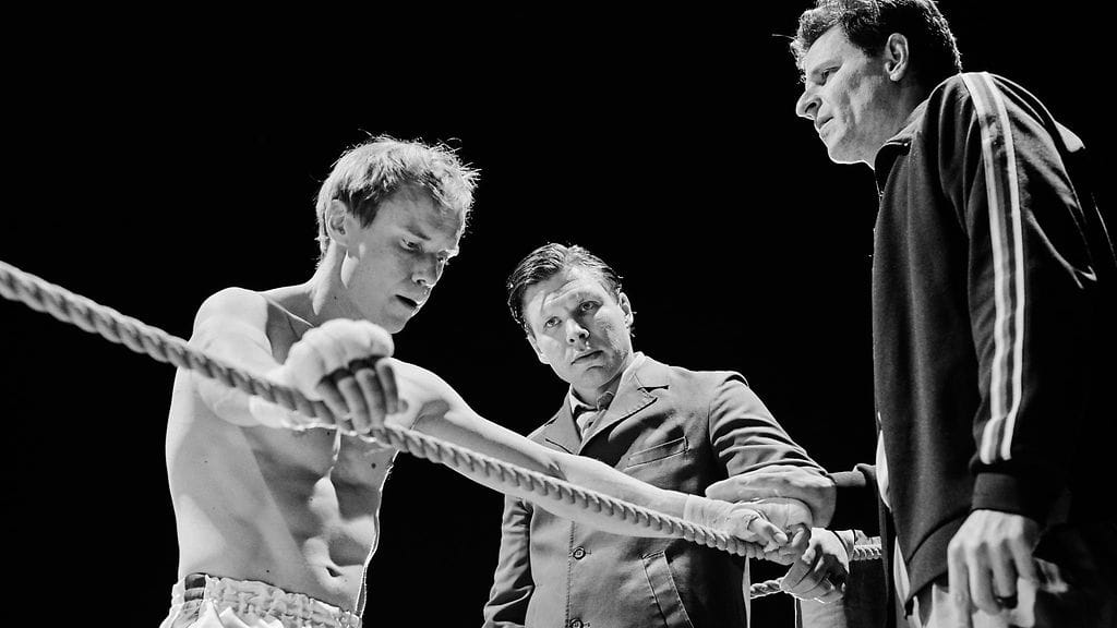 Jarkko Lahti (vasemmalla) näyttelee Hymyilevä mies -elokuvan pääroolin.