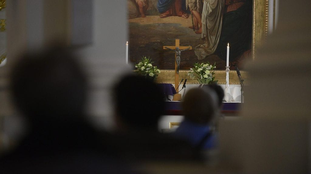 Samansuuntaisia tuloksia on saatu aiemminkin, mutta tutkimuksista ei voi päätellä, miten suurelta osin yhteydet johtuvat juuri uskonnollisuudesta tai osallistumisesta uskonnollisiin tilaisuuksiin. Kuvituskuva.