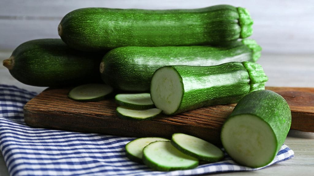 Kesäkurpitsa sopii myös salaatteihin.