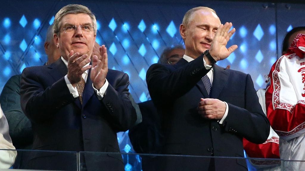 KOK:n puheenjohtaja Thomas Bach ja  Venäjän presidentti Vladimir Putin Sotshin olympialaisten päätösseremonioissa.
