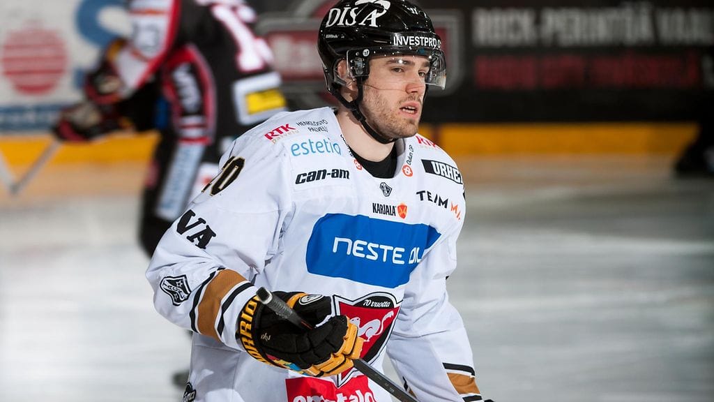 Simon Suoranta pelasi ensimmäiset ottelunsa Kärppien liigamiehistössä kaudella 2011-12.