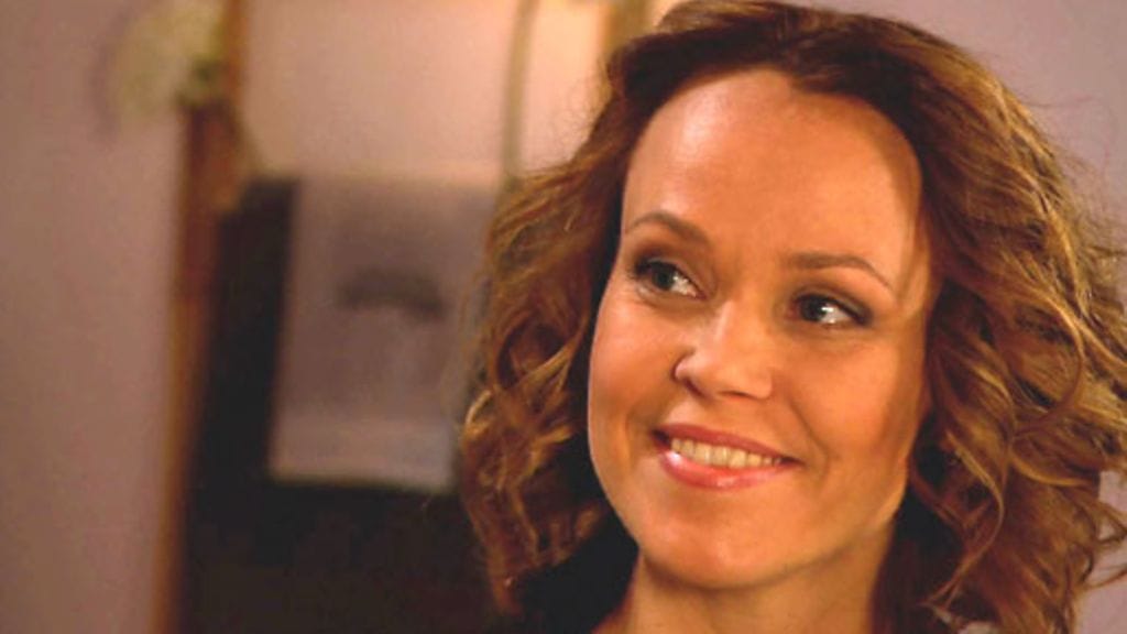 Salatut elämät – Jenni (Anu Palevaara) on onnellinen.