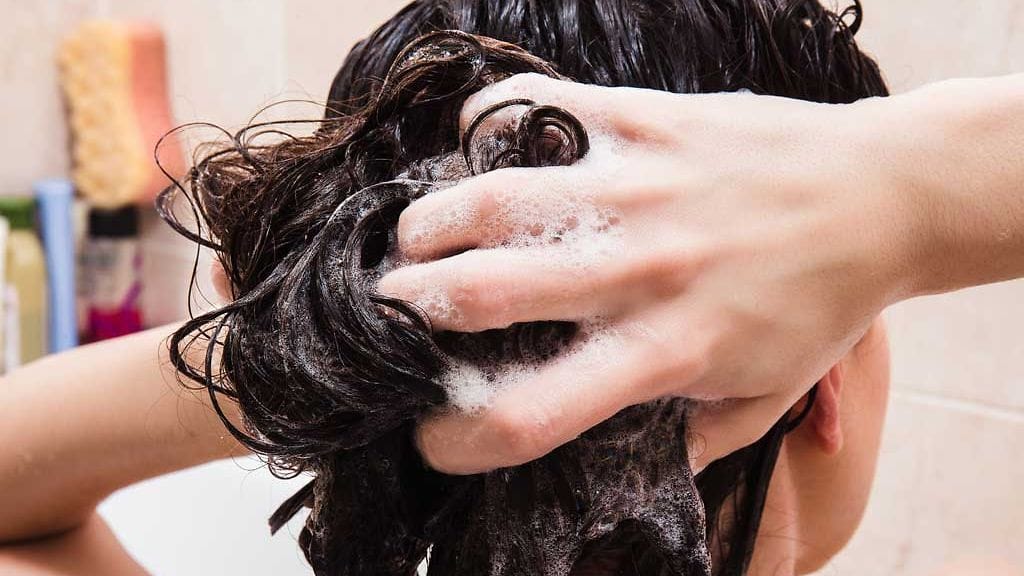 Asiantuntijan mukaan lähes jokainen meistä pesee hiuksensa väärin.
