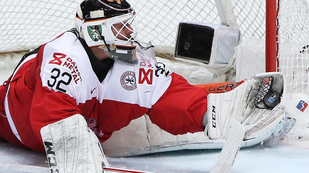 Sebastian Dahm yrittää pysäyttää Leijonat torstaina.