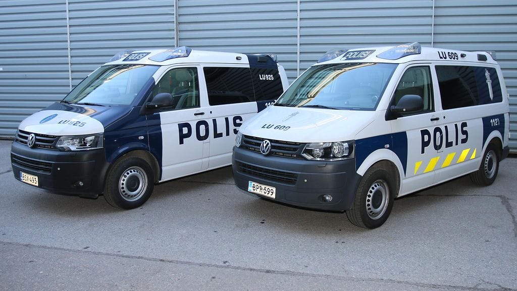 Oikealla poliisiauto uudessa värityksessä.