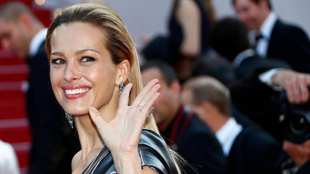 Petra Nemcova kompastui pukuunsa punaisella matolla.