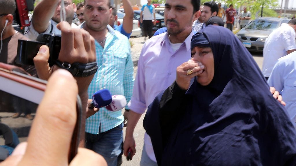 Omaiset eivät ole vielä saaneet mitään tietoa EgyptAirissa matkustaneiden läheistensä kohtalosta.