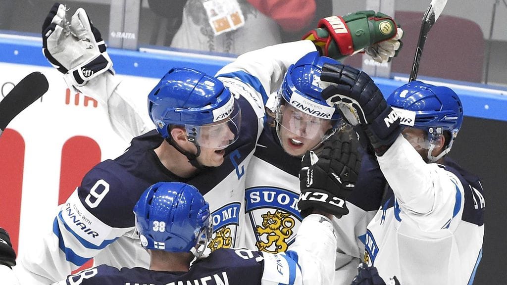 Laine sai onnittelut Koivulta ja Hietaselta.