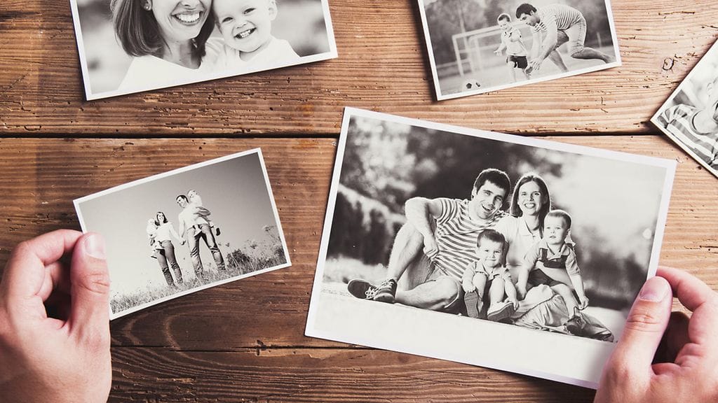 "Isäni aikuiset lapset vastustivat avioliittoa ja yrittivät saada minua adoptoiduksi pois", lukija kirjoitti. Kuvan henkilöt eivät liity juttuun.