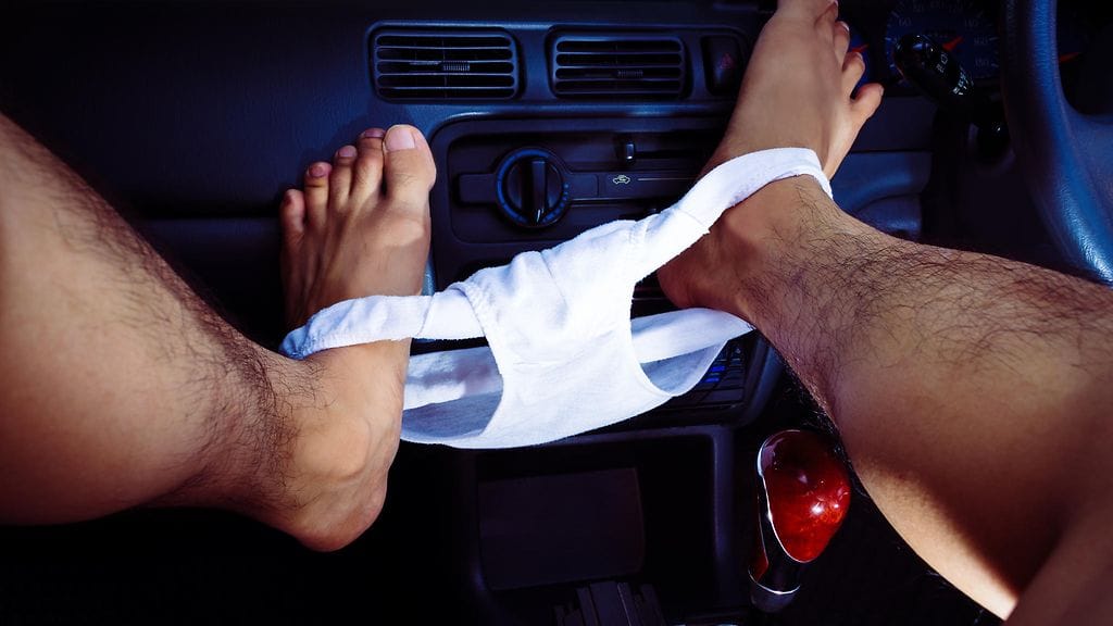 Vaatteiden vaihtaminen autossa on epämiellyttävää.