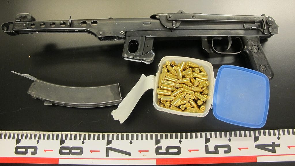 Poliisin takavarikoima ase ja ammuksia.