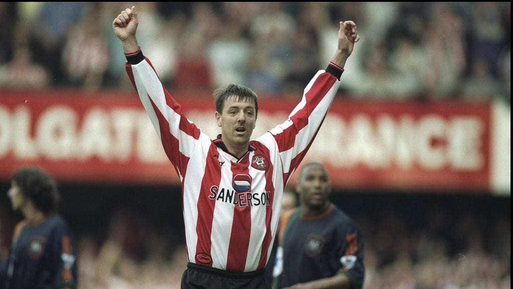Matthew Le Tissier Southamptonin paidassa 1998. Hän kertoo saaneensa "alastonhierontaa" eräältä valmentajaltaan.