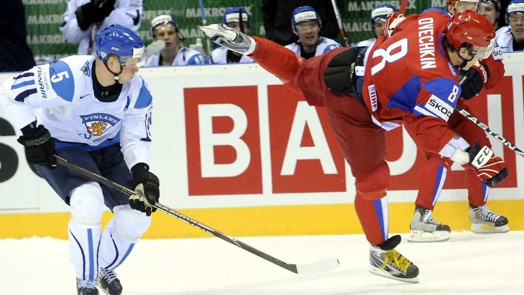 Lasse Kukkonen ja Aleksander Ovetshkin väänsivät MM-välierässä 2011.
