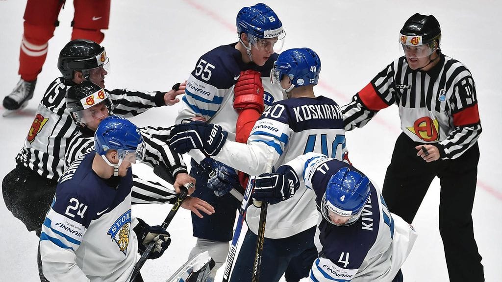 Suomen MM-välierän viheltävät Tanska-pelistä tutut päätuomarit.