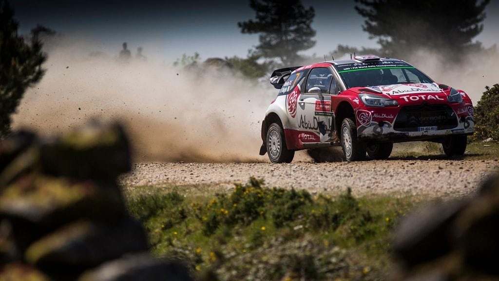 Kris Meeke paahtaa Portugalin MM-rallin kärjessä.