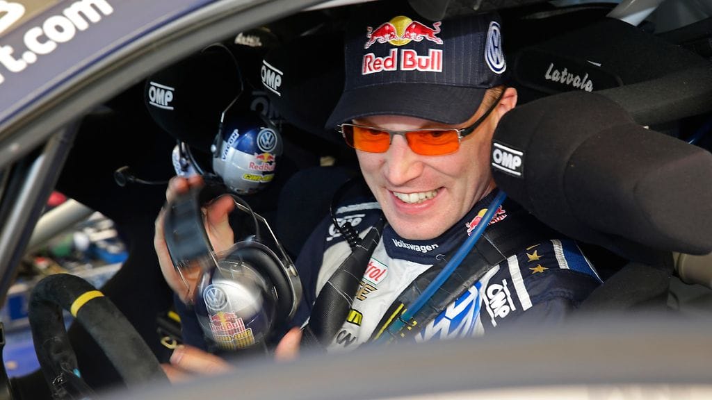 Jari-Matti Latvala ajaa Portugalin MM-rallissa seitsemäntenä. Hän putosi perjantaina kärkikamppailusta ohjaustehostimen hajottua.