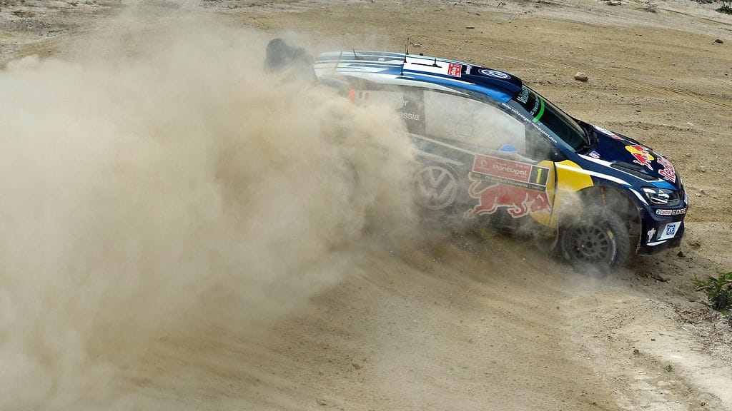 Sebastien Ogier putosi Kris Meeken kyydistä lauantaiaamupäivän erikoiskokeilla.