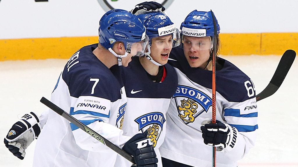 Sebastian Aho (kesk.) ja Mikael Granlund pelasivat samassa ketjussa Leijonien huippukeväänä 2016.